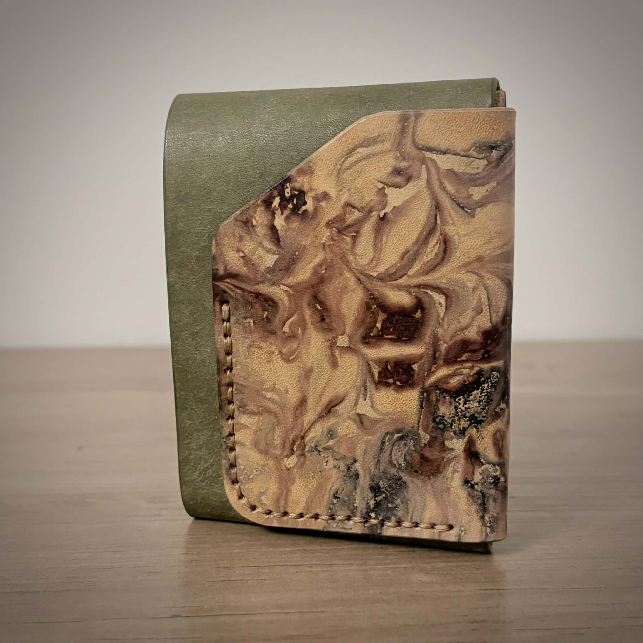 Le portefeuille en cuir Baie James – Design marbré personnalisé | Sauge