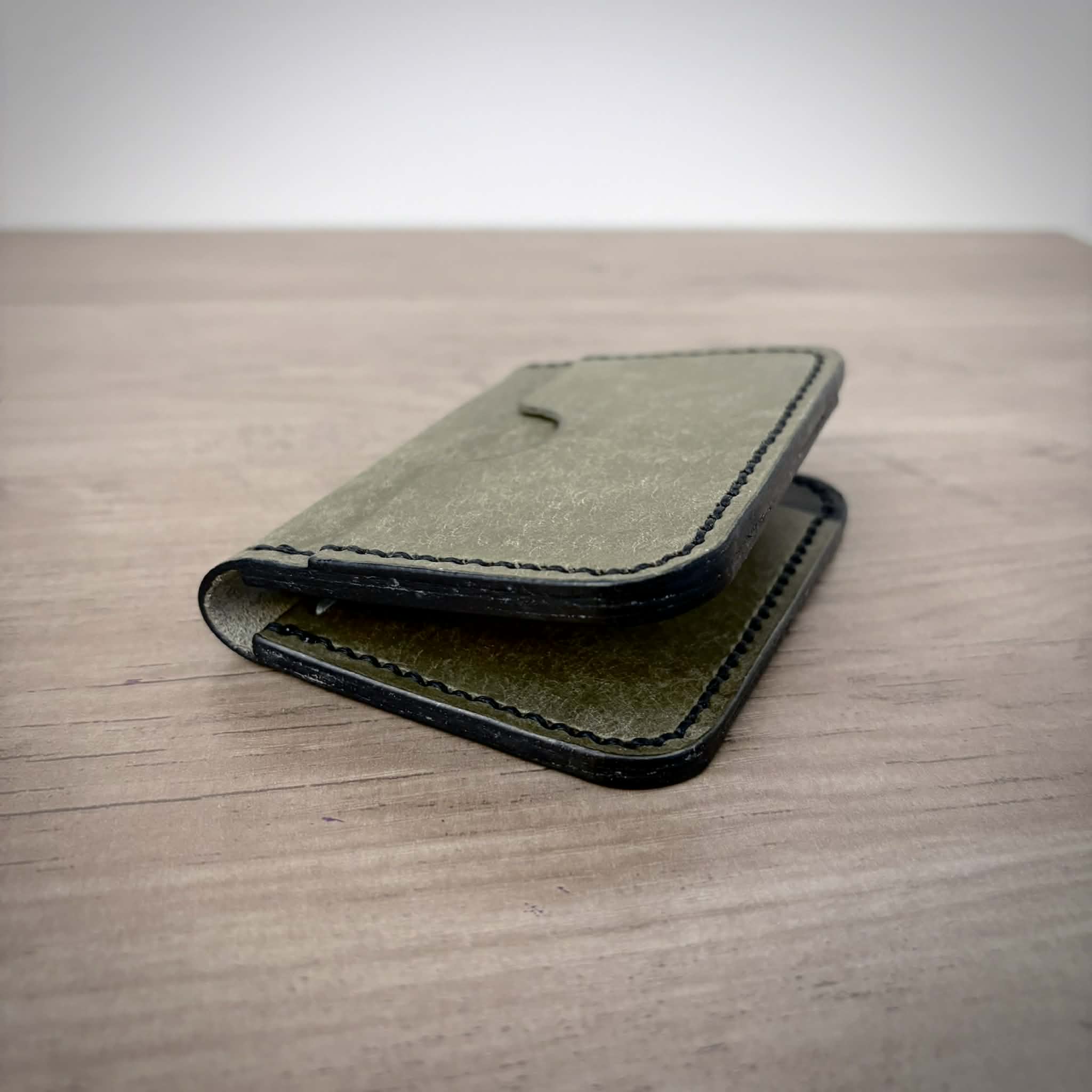 Portefeuille en cuir à deux volets – Design minimaliste | Sauge