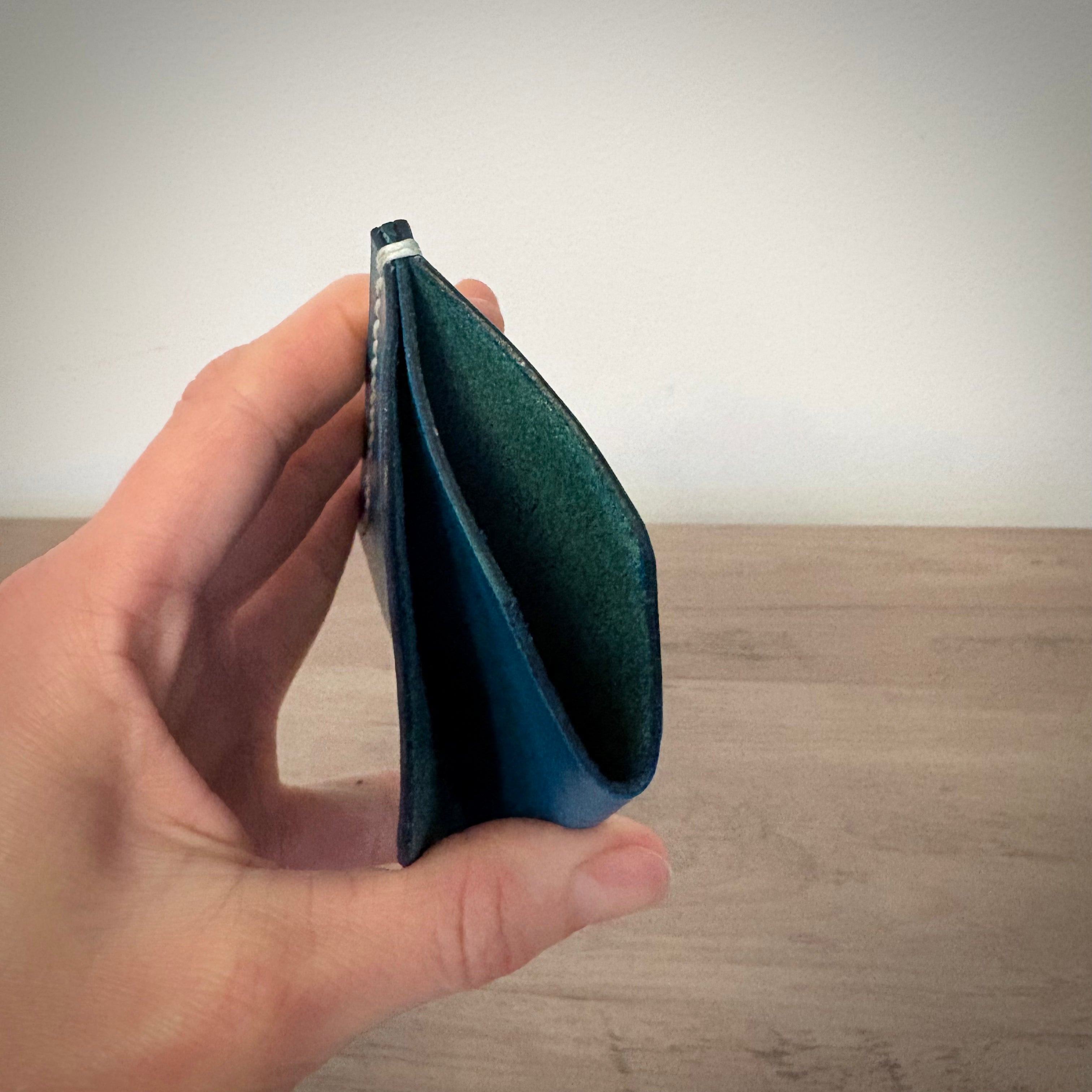 Porte-cartes en cuir – Minimal à double poche | Turquoise Découpe en biseau