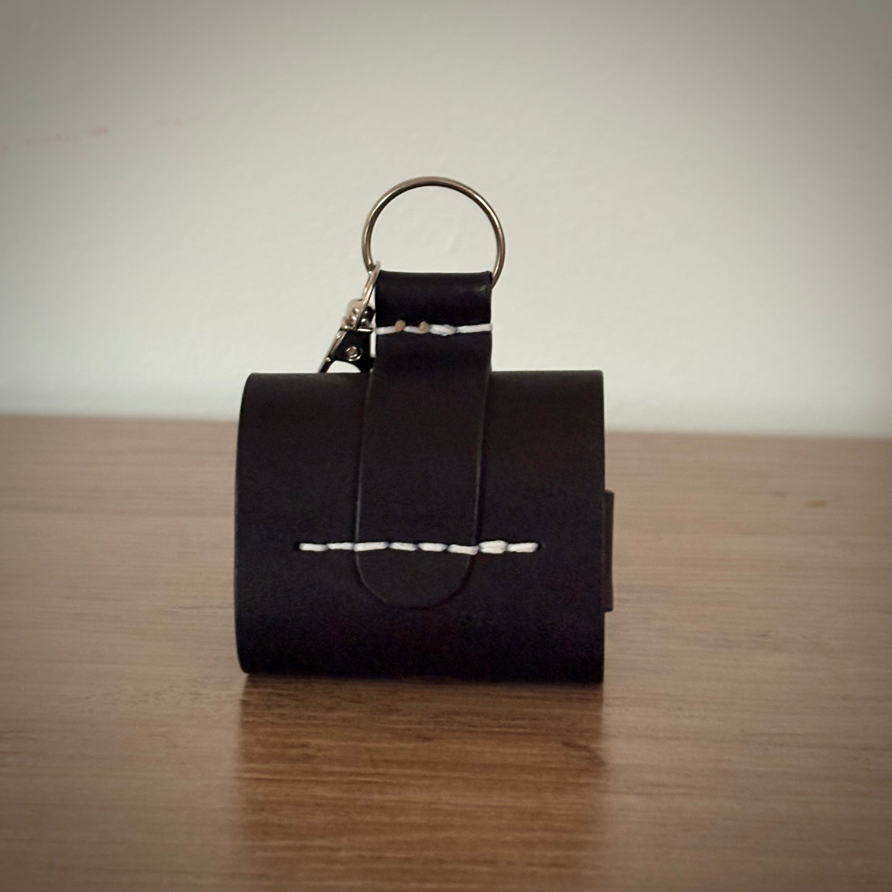 Étui en cuir pour AirPods Pro – Design artisanal | Noir / Argent