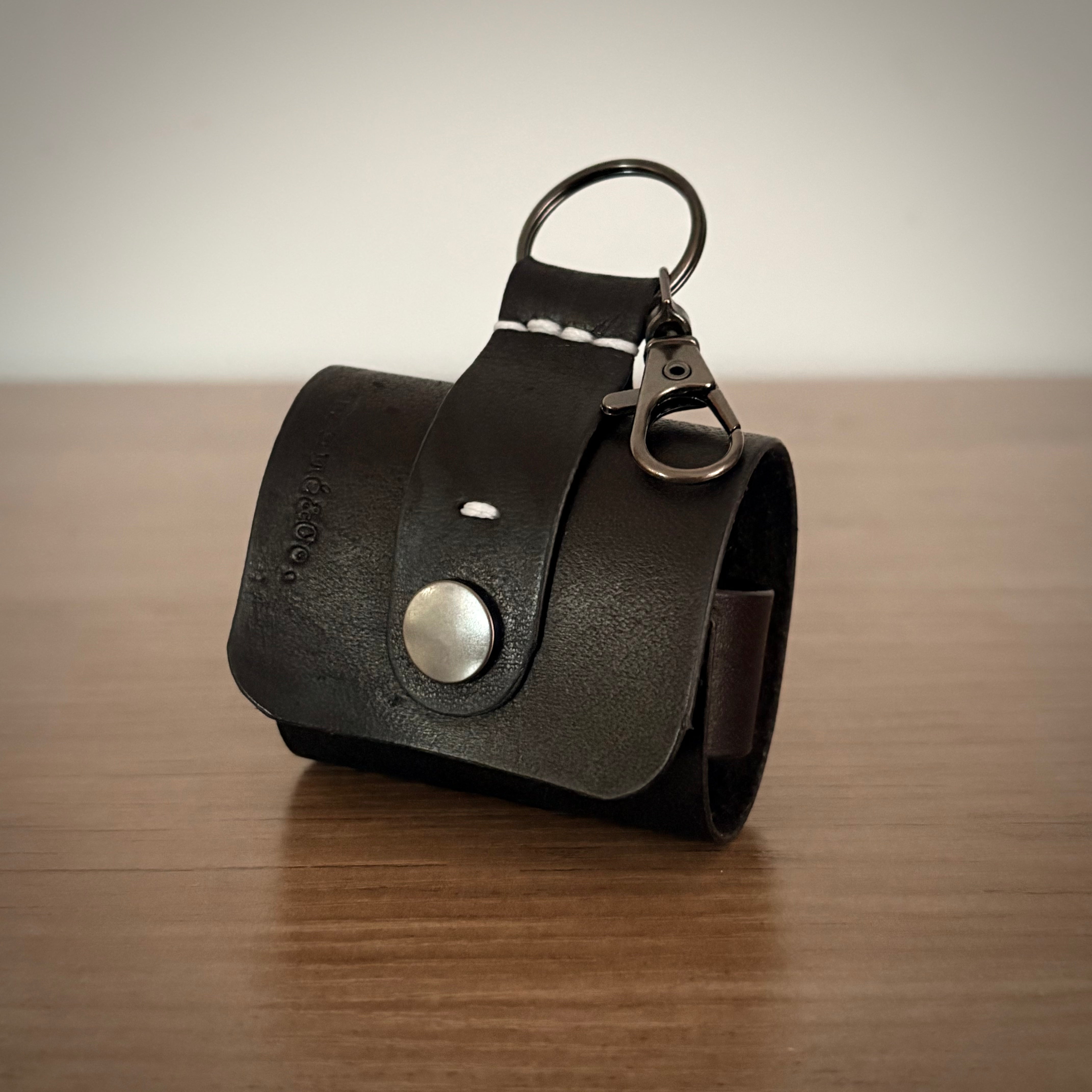 Étui en cuir pour AirPods Pro – Design artisanal | Noir / Noir métallisé