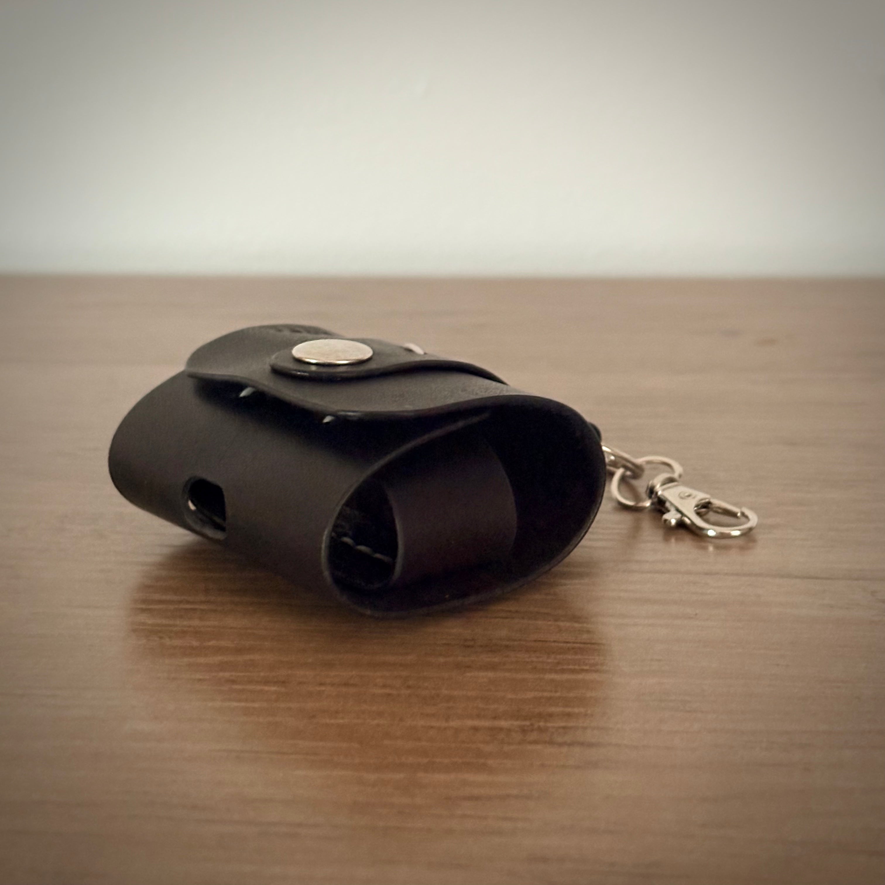 Étui en cuir pour AirPods Pro – Design artisanal | Noir / Argent