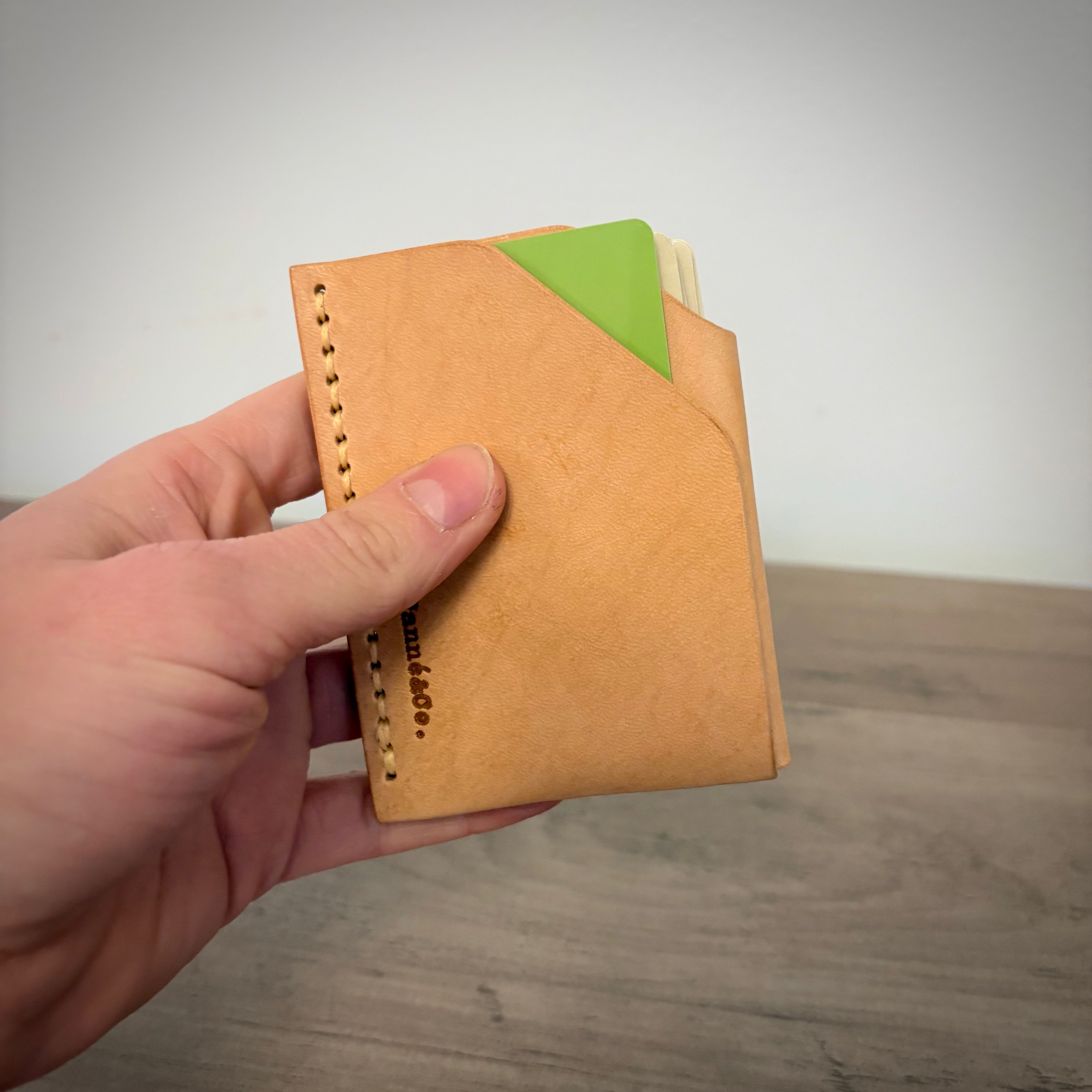 Porte-cartes en cuir – Minimal à double poche | Coupe biseautée couleur fauve