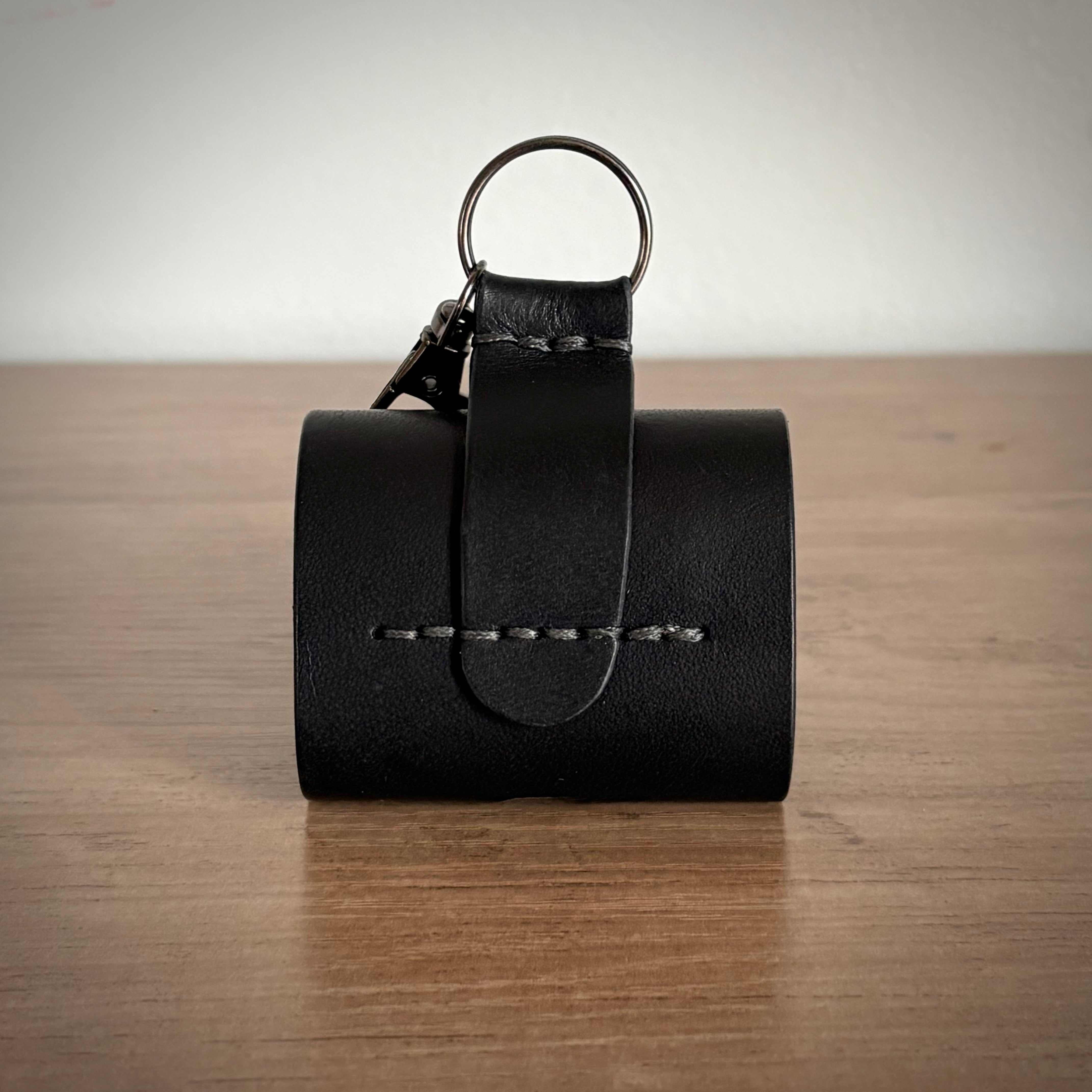 Étui en cuir pour AirPods Pro – Design artisanal | Noir/Gris