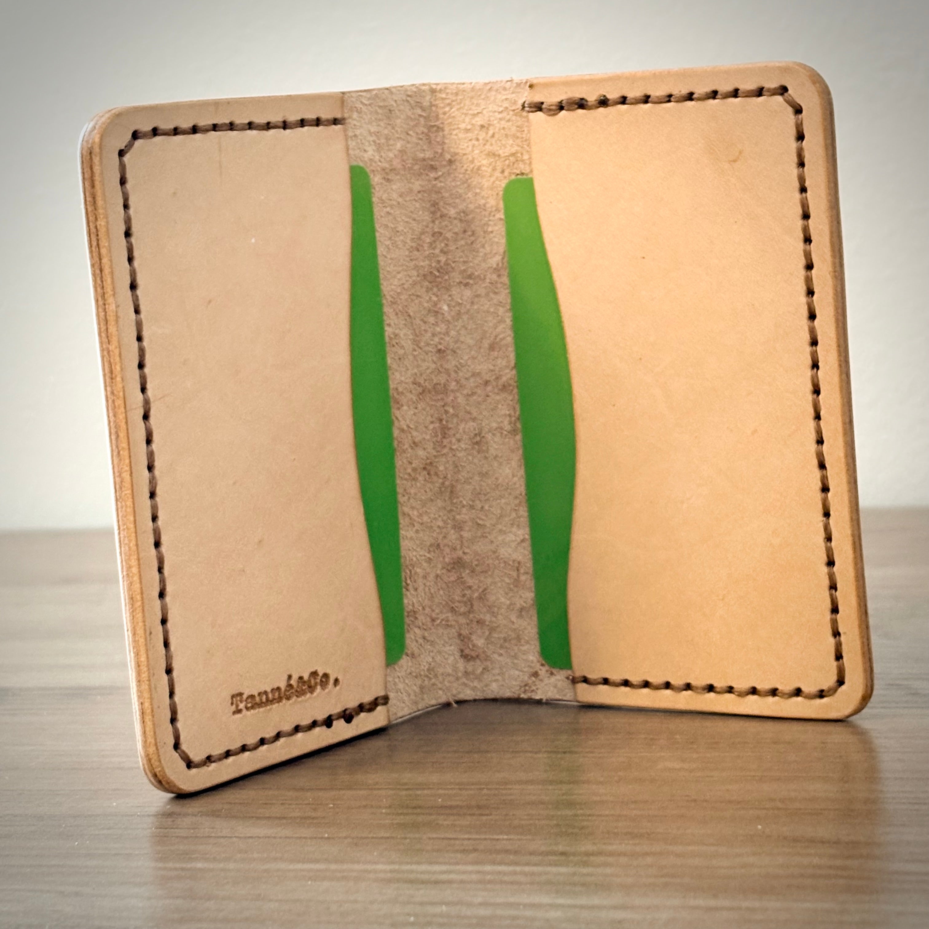 Portefeuille en cuir à deux volets – Motif géométrique travaillé à la main | Naturel