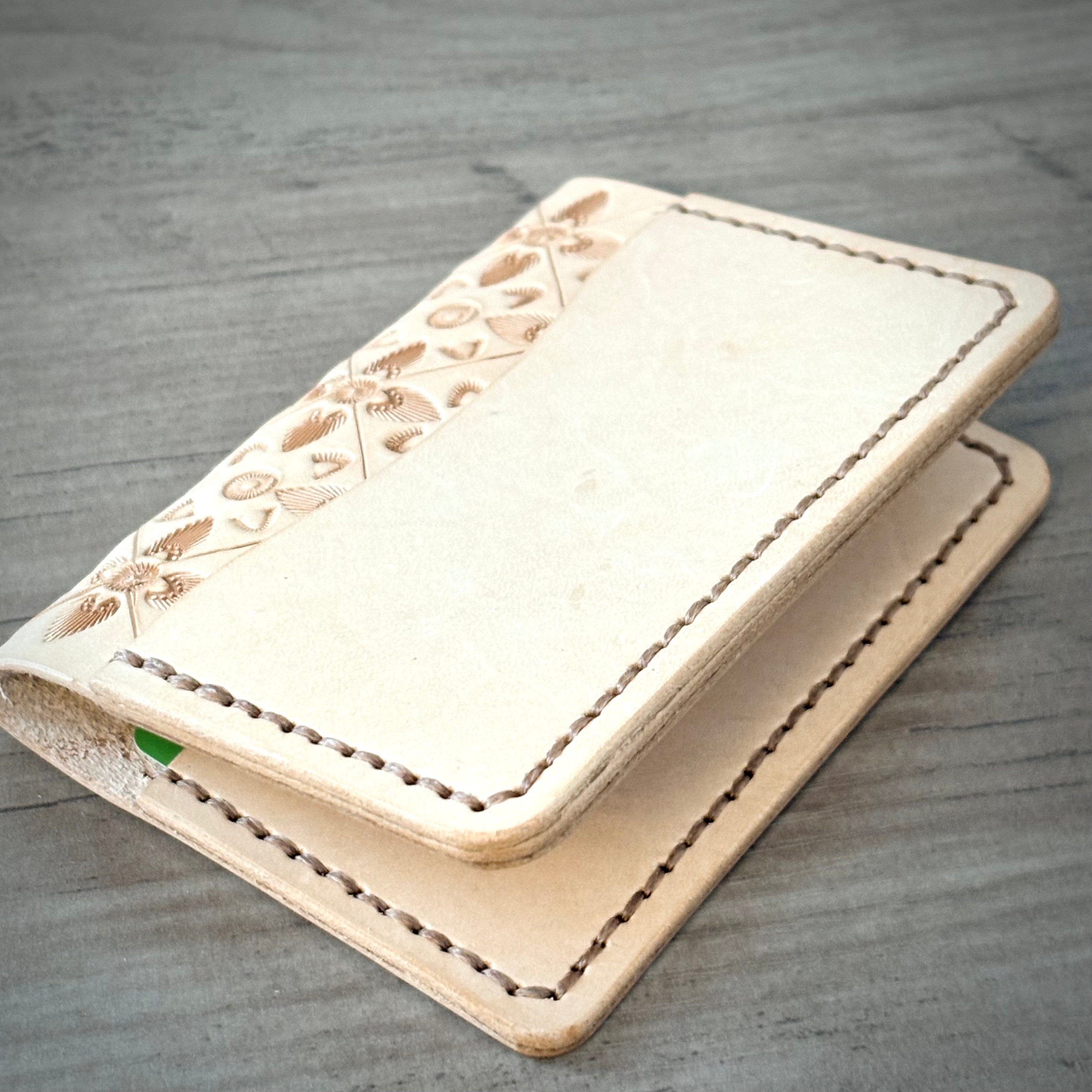 Portefeuille en cuir à deux volets – Motif géométrique travaillé à la main | Naturel