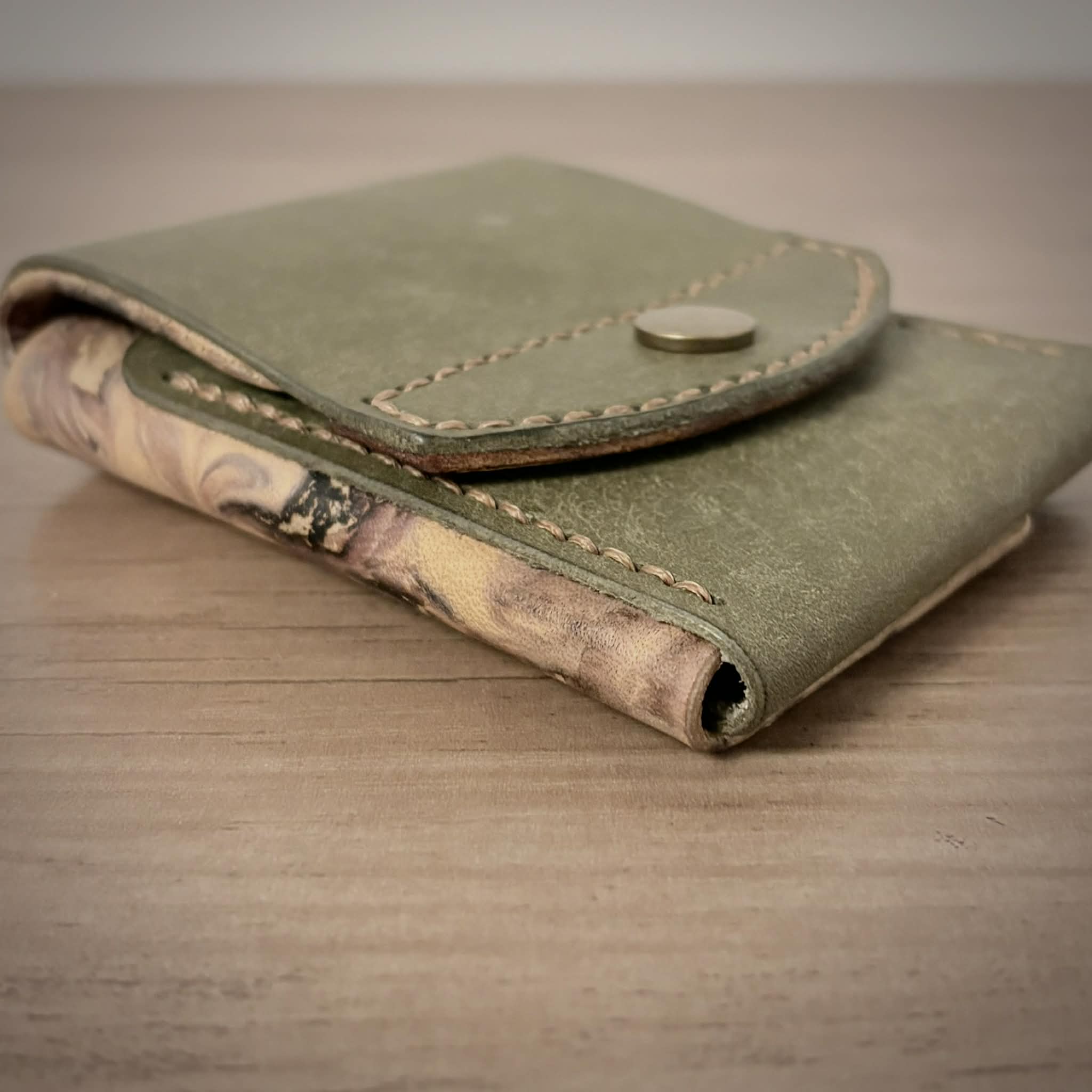 Le portefeuille en cuir Baie James – Design marbré personnalisé | Sauge