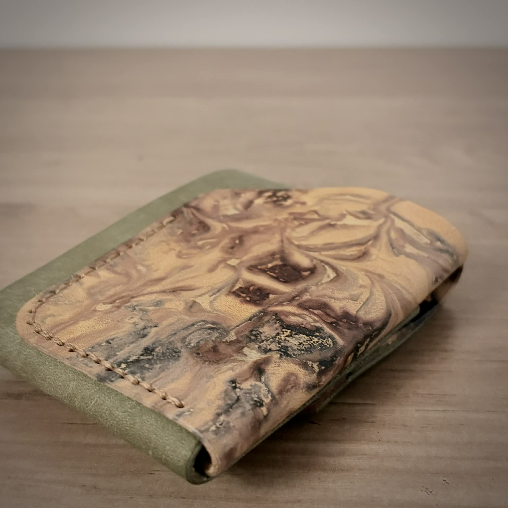 Le portefeuille en cuir Baie James – Design marbré personnalisé | Sauge