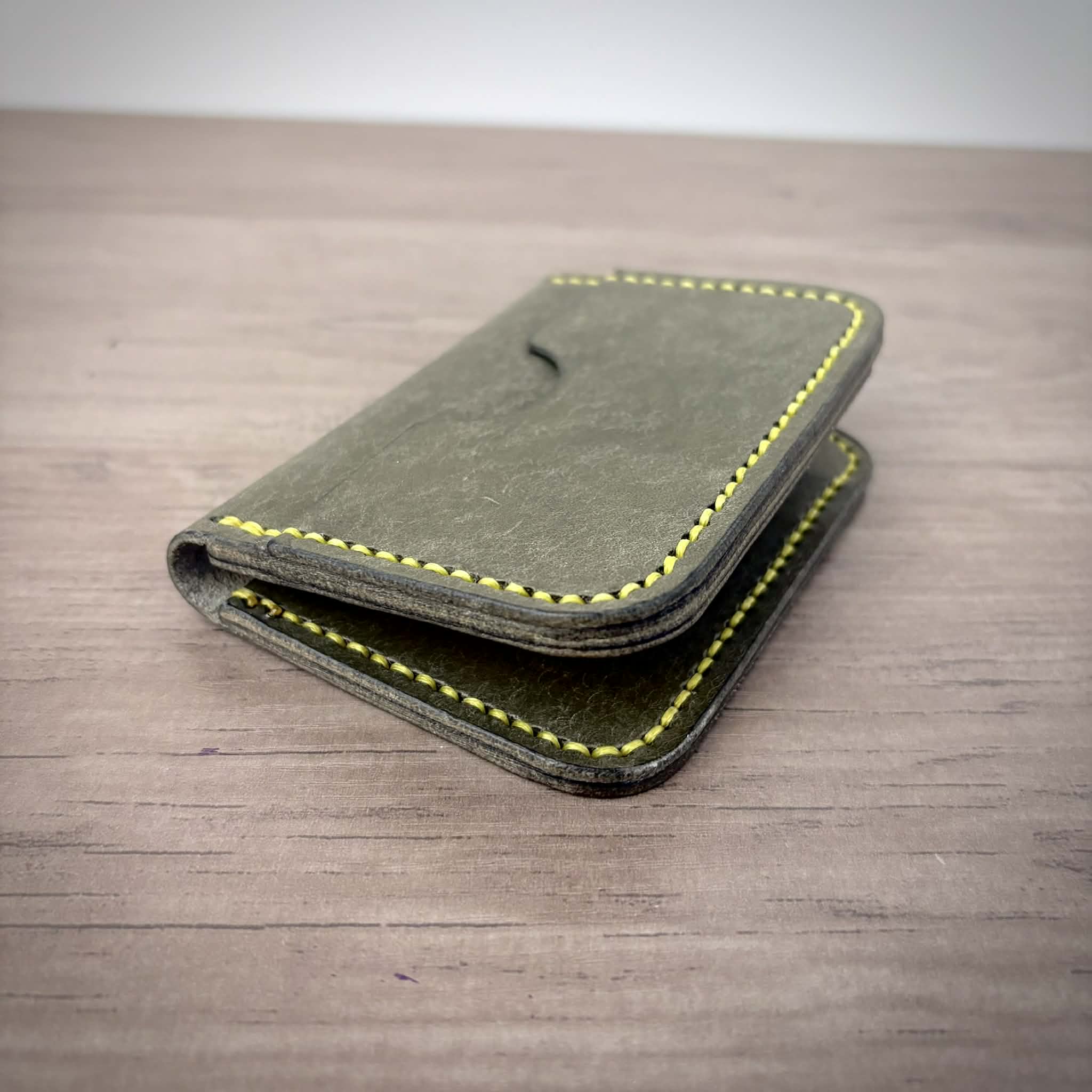 Portefeuille en cuir à deux volets – Design minimaliste | Sauge