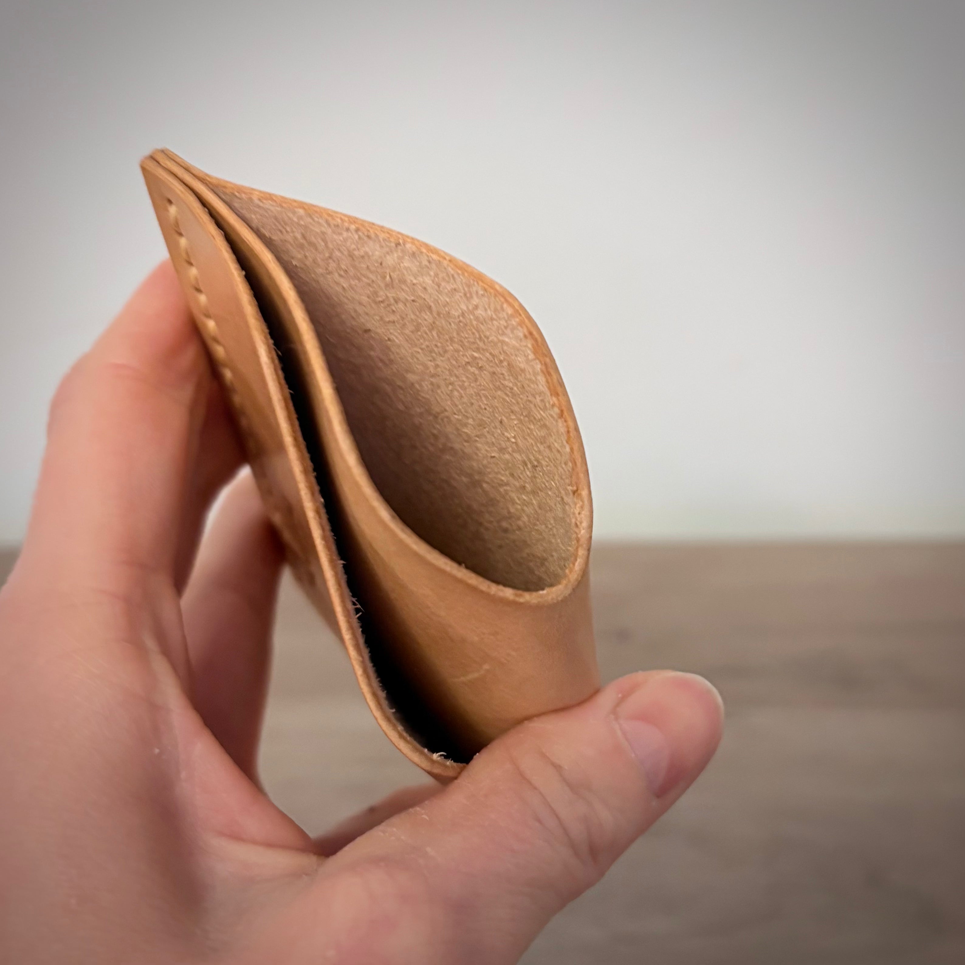 Porte-cartes en cuir – Minimal à double poche | Coupe biseautée couleur fauve