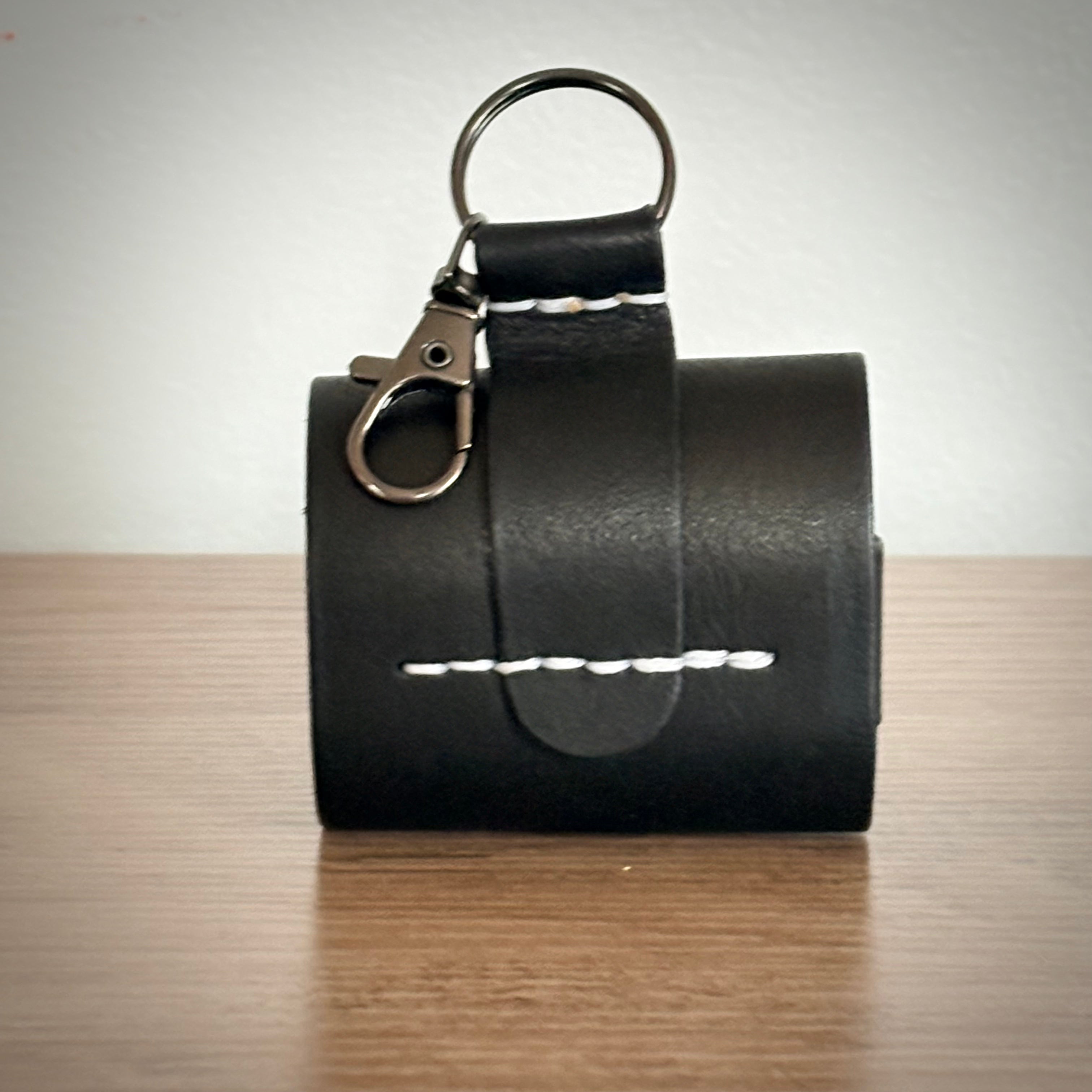 Étui en cuir pour AirPods Pro – Design artisanal | Noir / Noir métallisé
