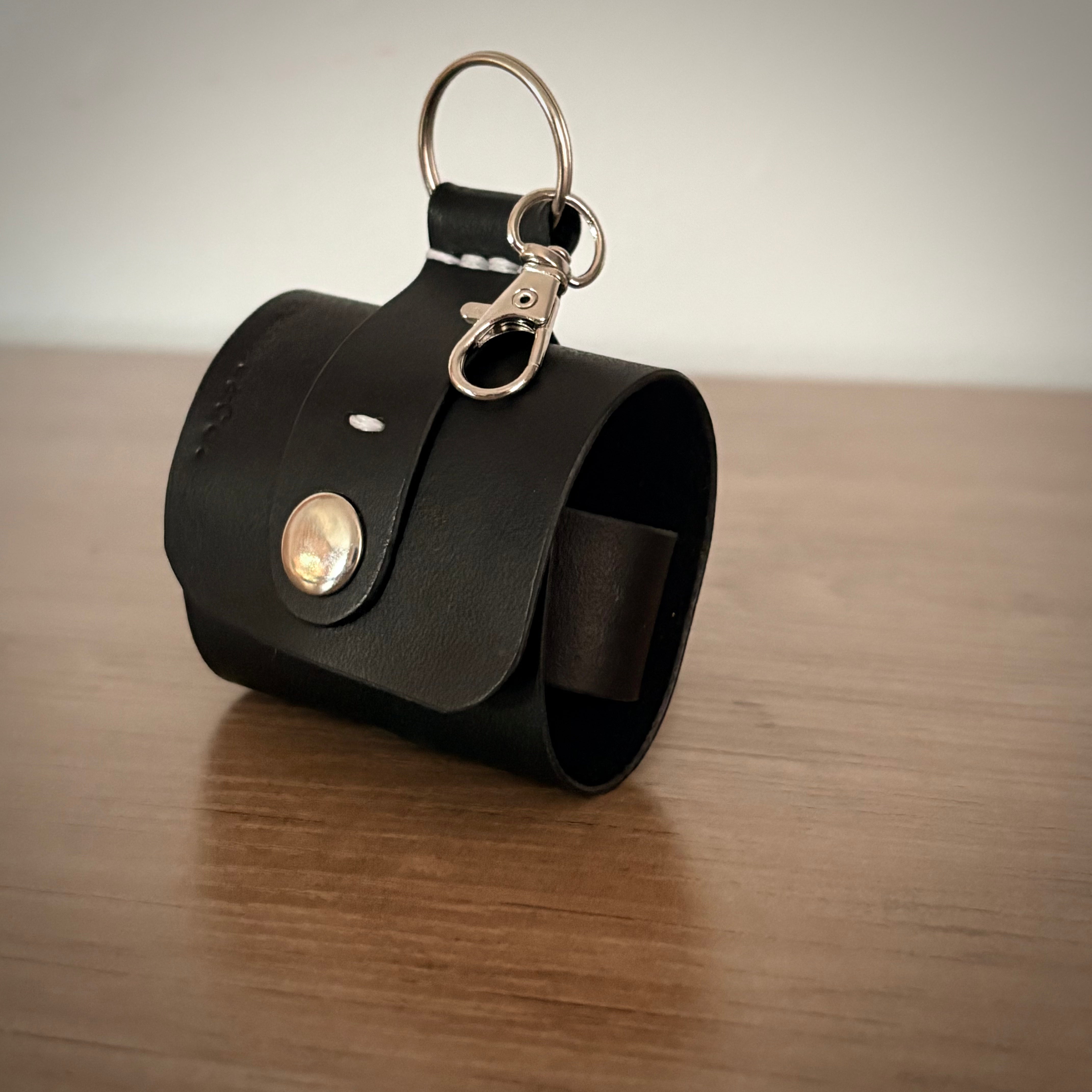 Étui en cuir pour AirPods Pro – Design artisanal | Noir / Argent