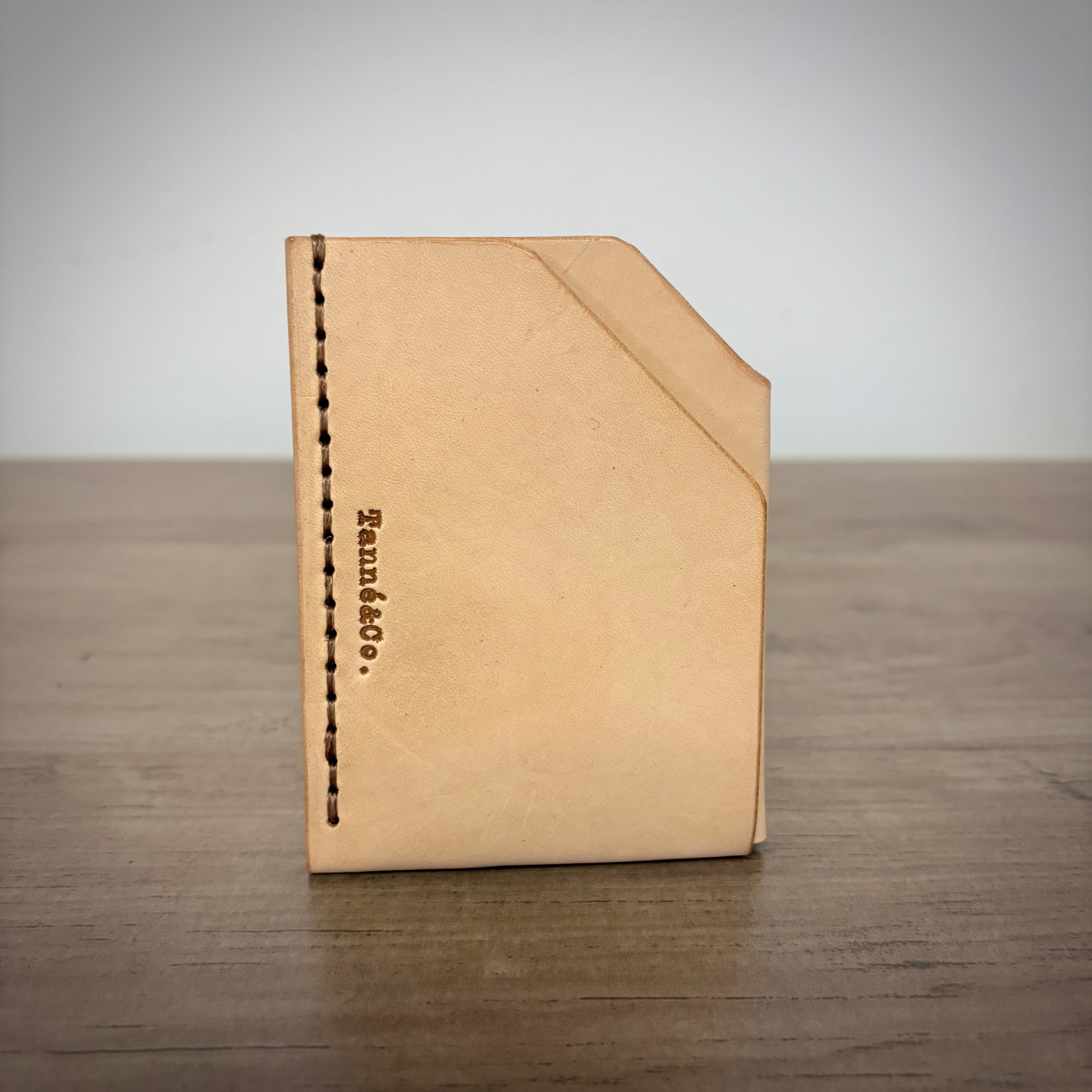 Porte-cartes en cuir – Minimal à double poche | Coupe biseautée couleur fauve