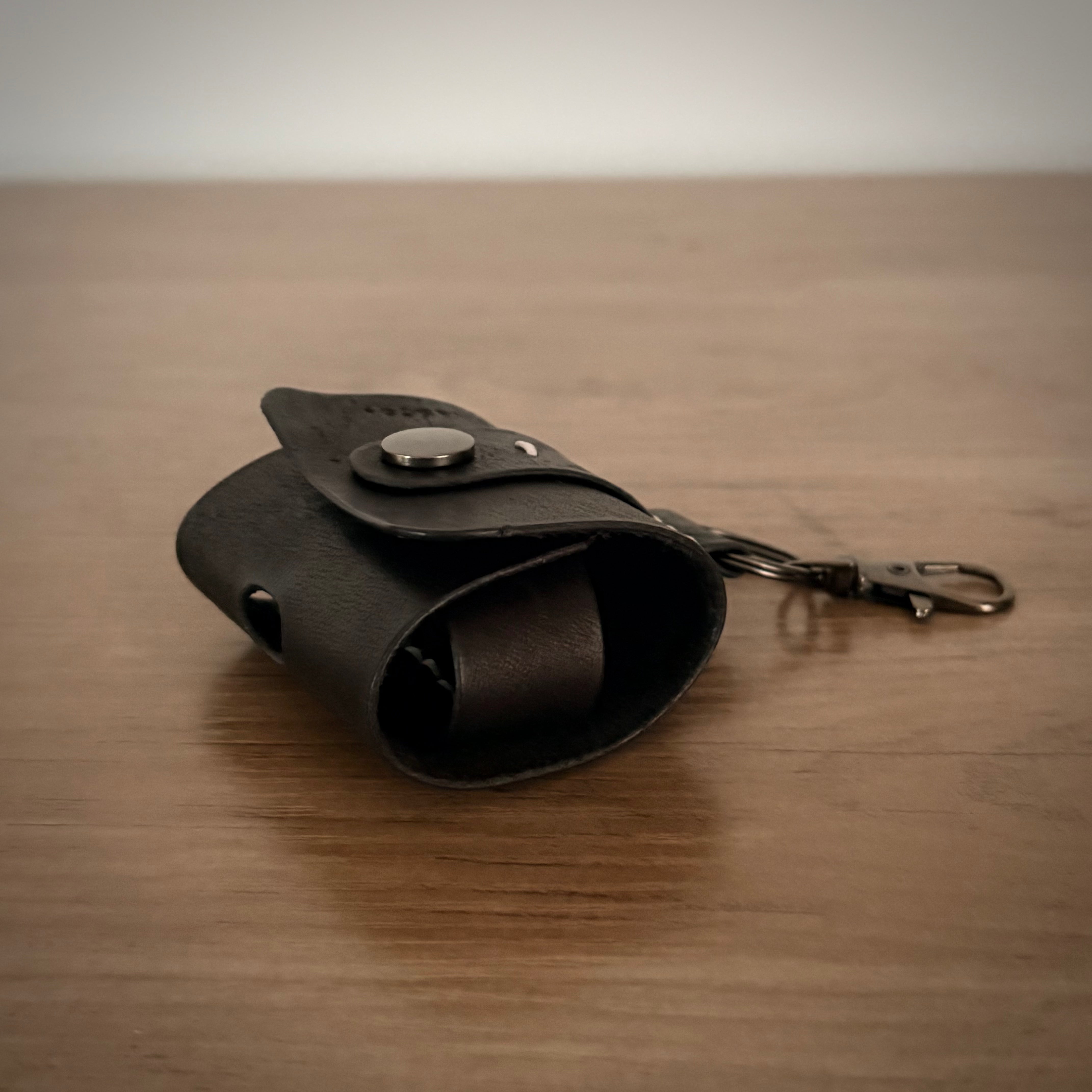 Étui en cuir pour AirPods Pro – Design artisanal | Noir / Noir métallisé