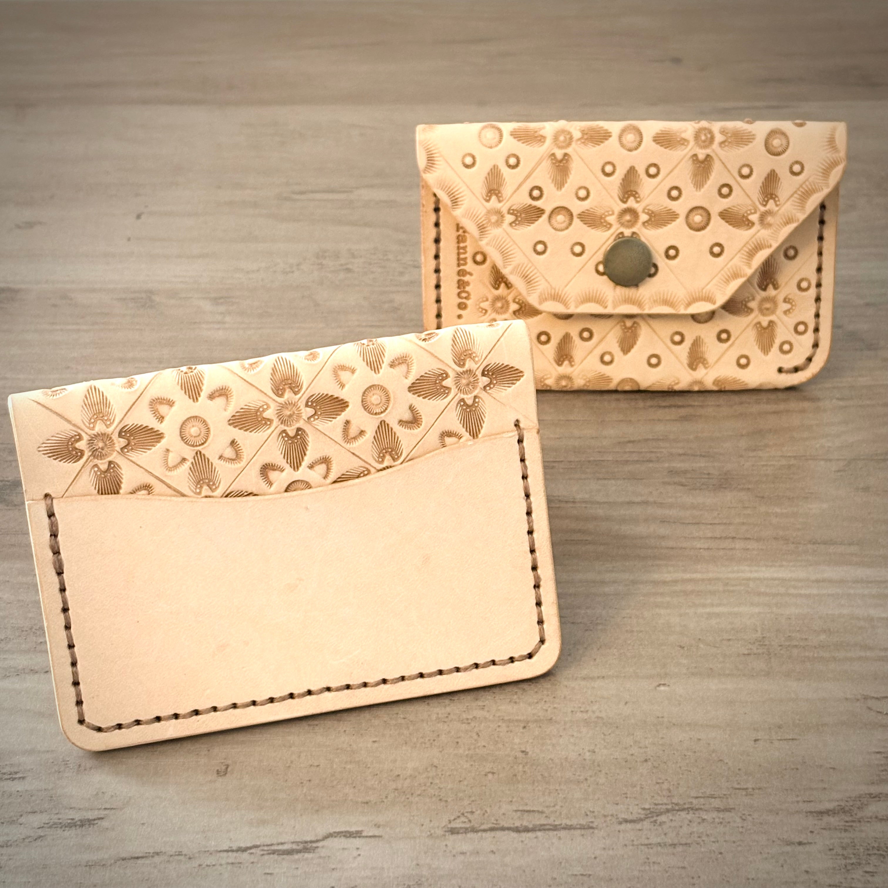 Portefeuille en cuir à deux volets – Motif géométrique travaillé à la main | Naturel