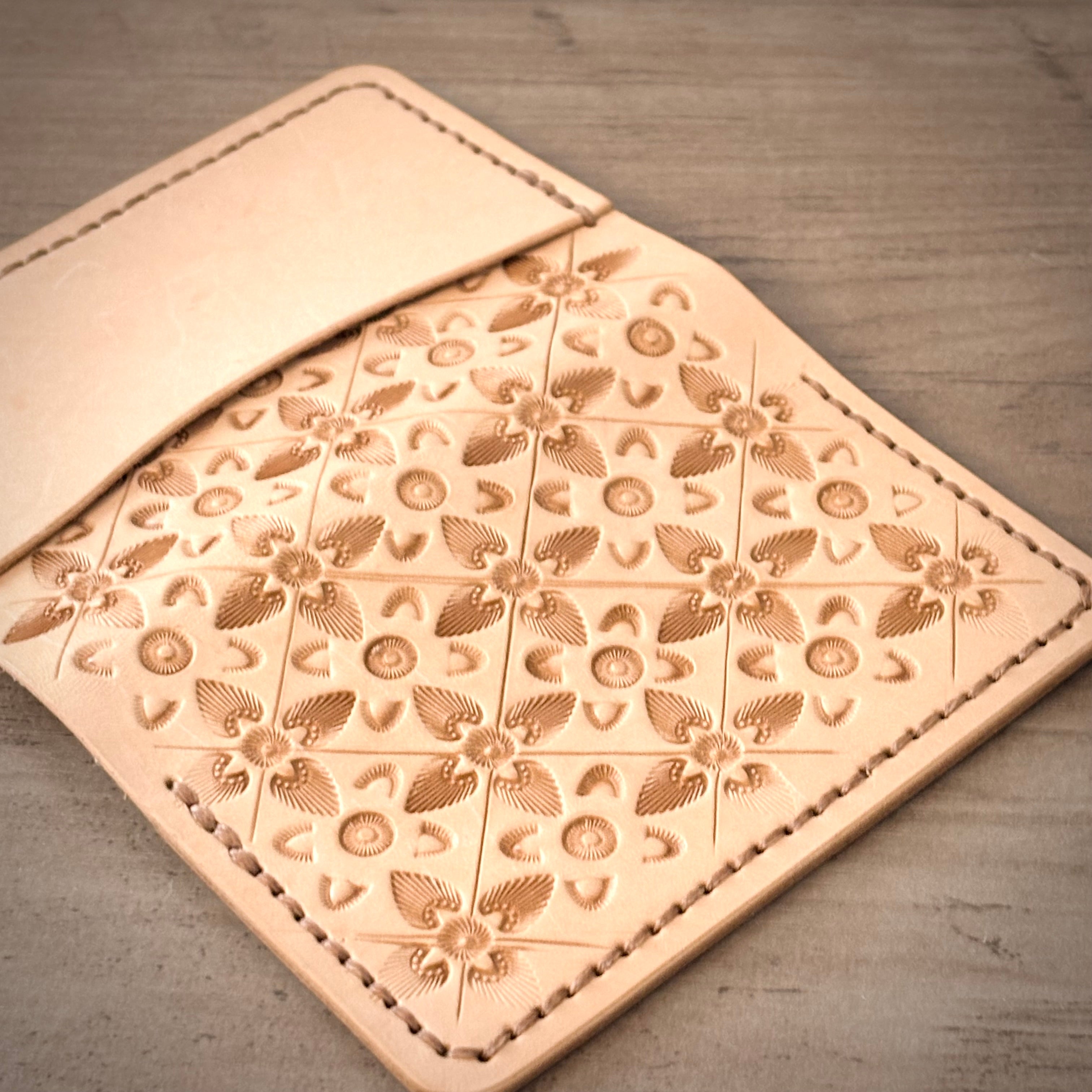 Portefeuille en cuir à deux volets – Motif géométrique travaillé à la main | Naturel