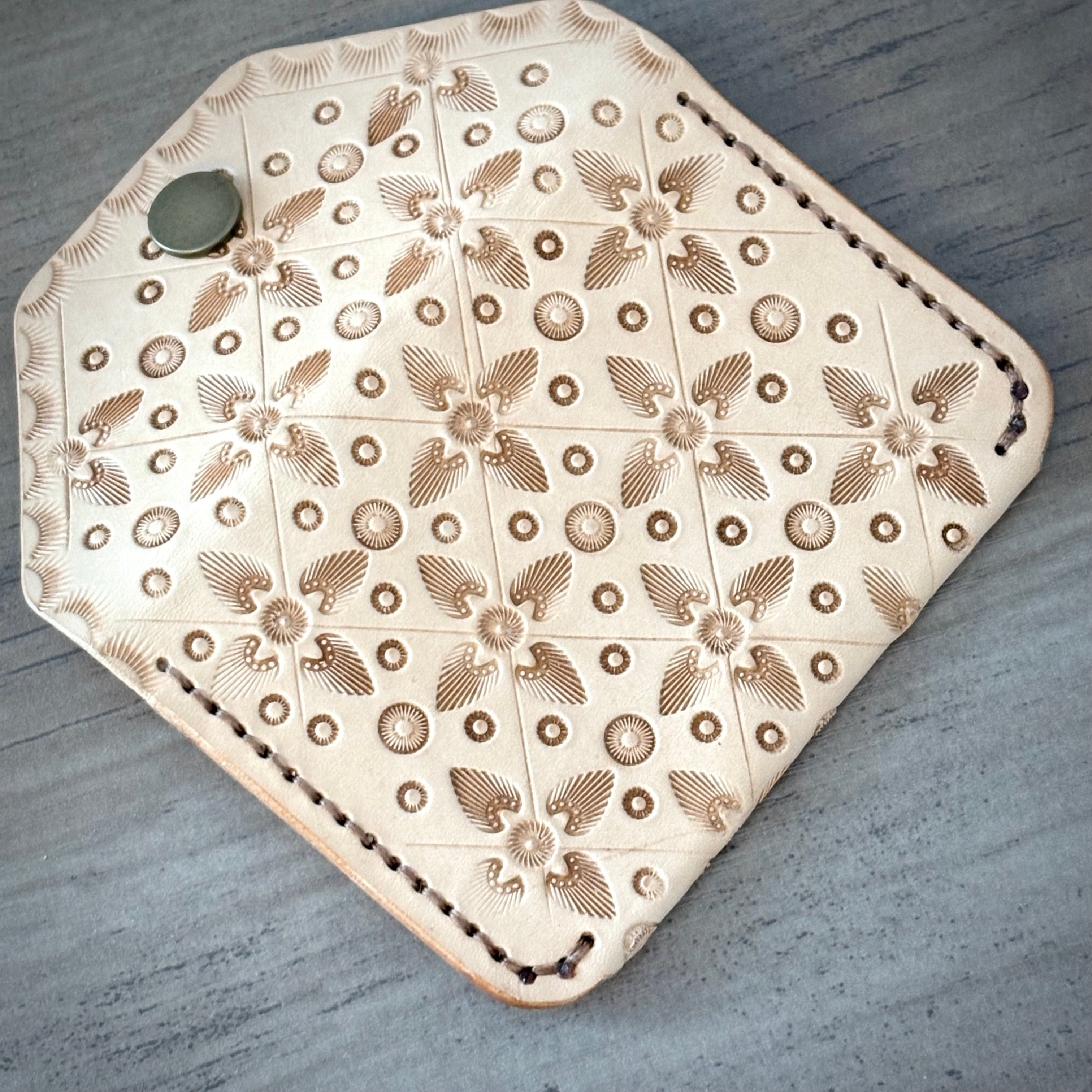Portefeuille en cuir – Motif géométrique travaillé à la main | Naturel