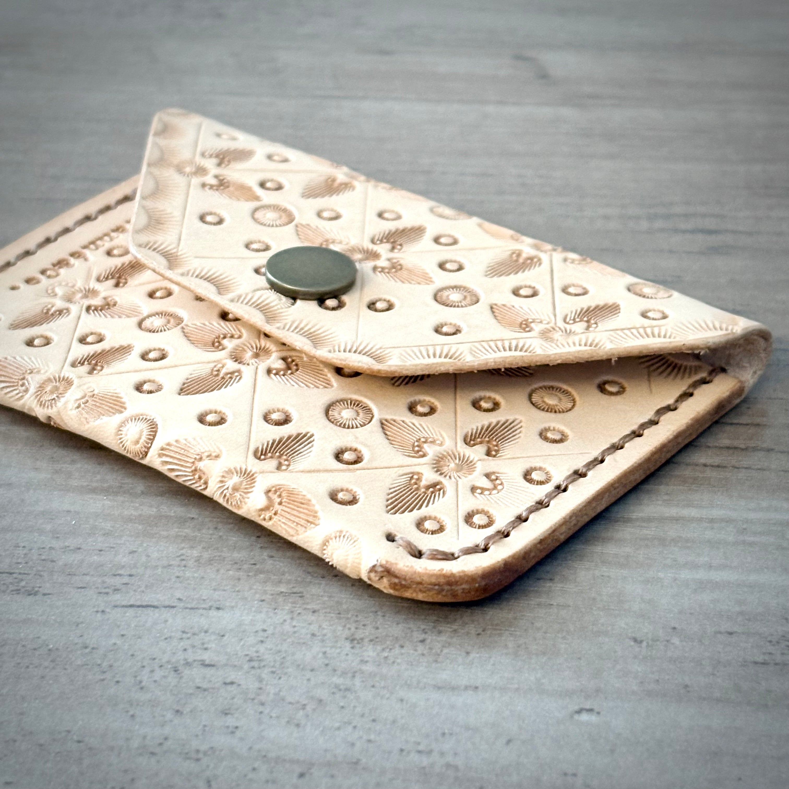 Portefeuille en cuir – Motif géométrique travaillé à la main | Naturel