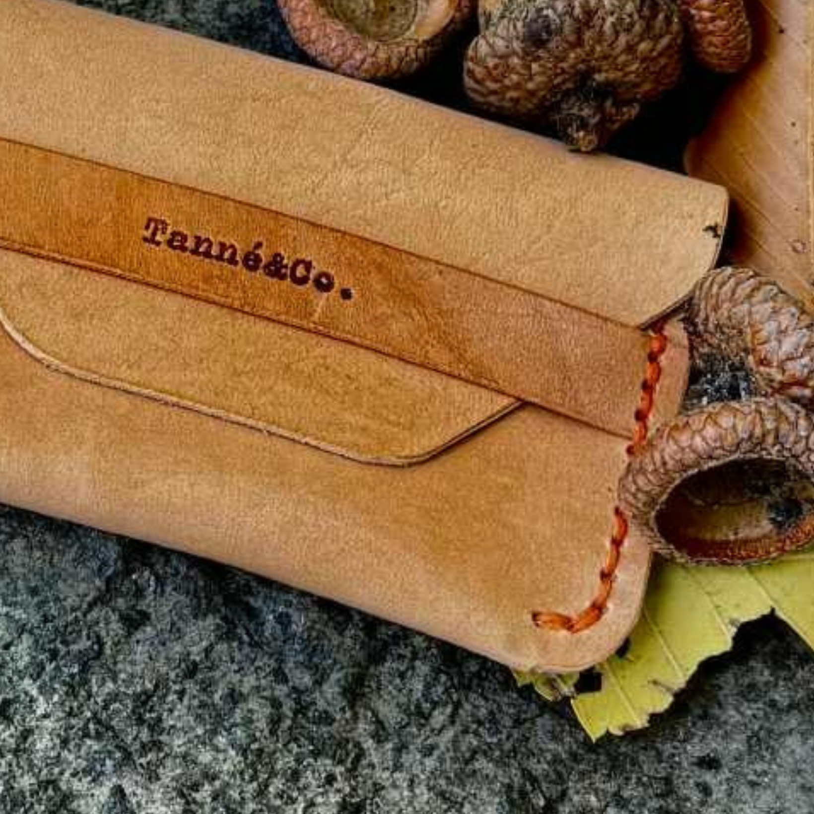 Leather Card Holder and Keychain Set – Mount Bruno Hike | Tan