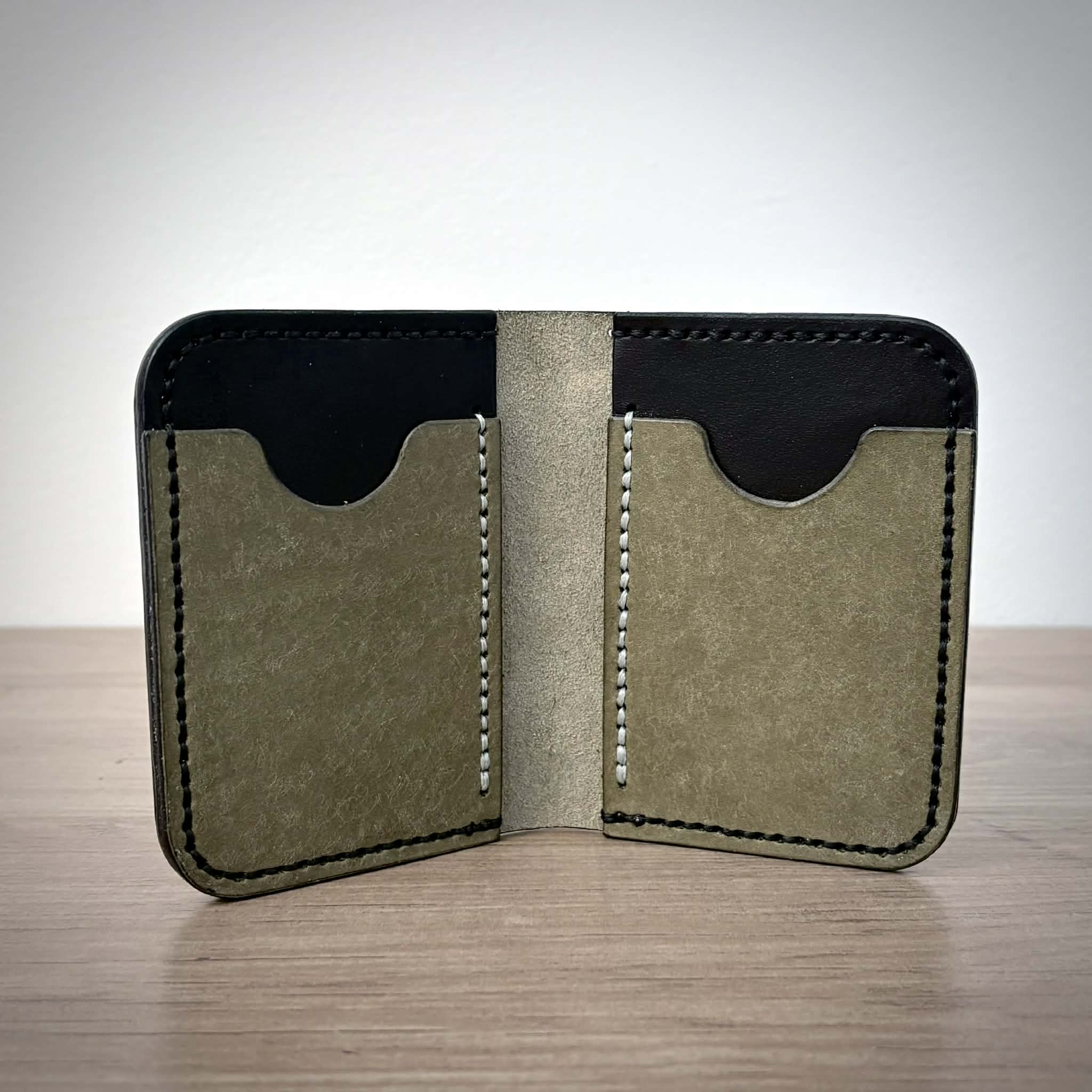 Portefeuille en cuir à deux volets – Design minimaliste | Sauge