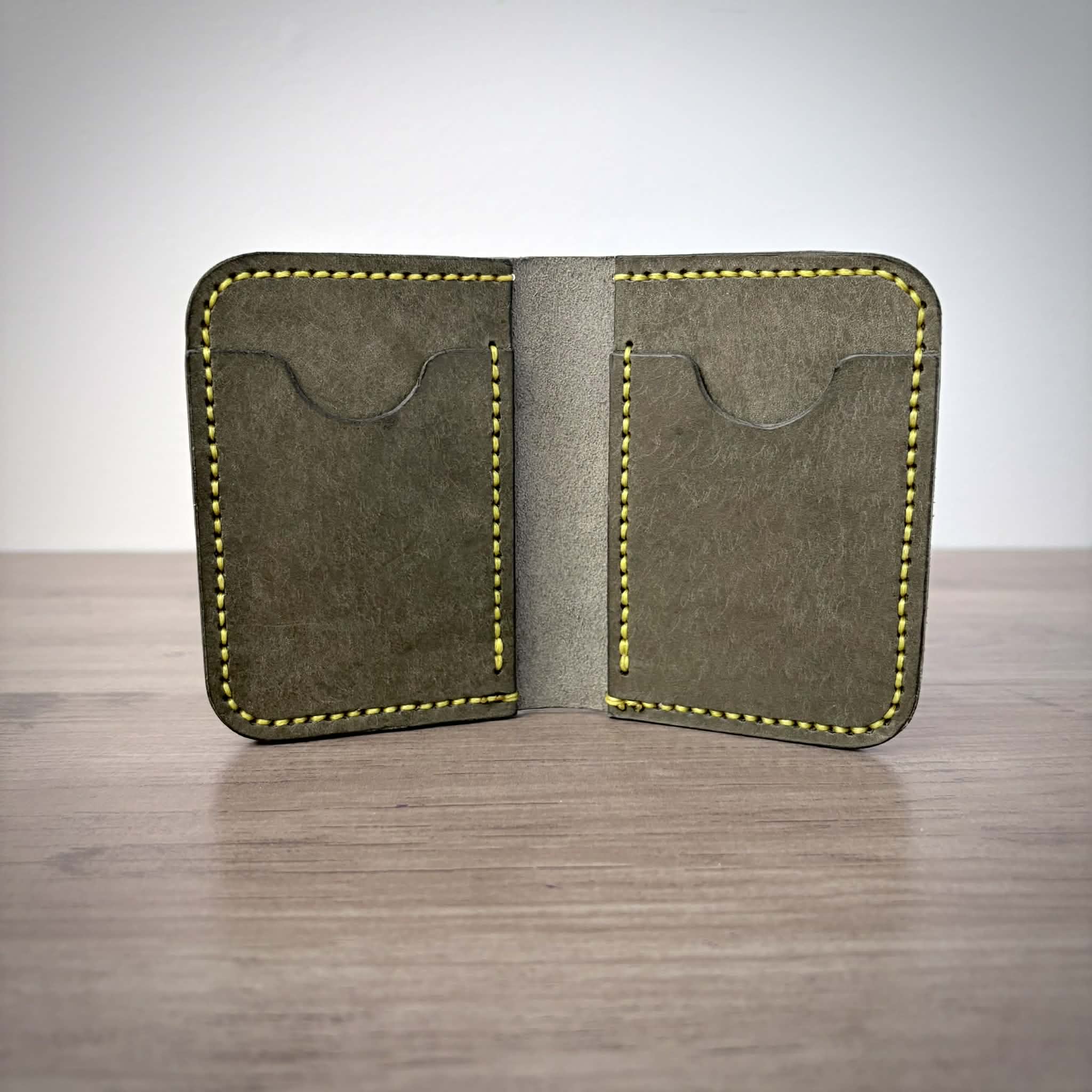 Portefeuille en cuir à deux volets – Design minimaliste | Sauge