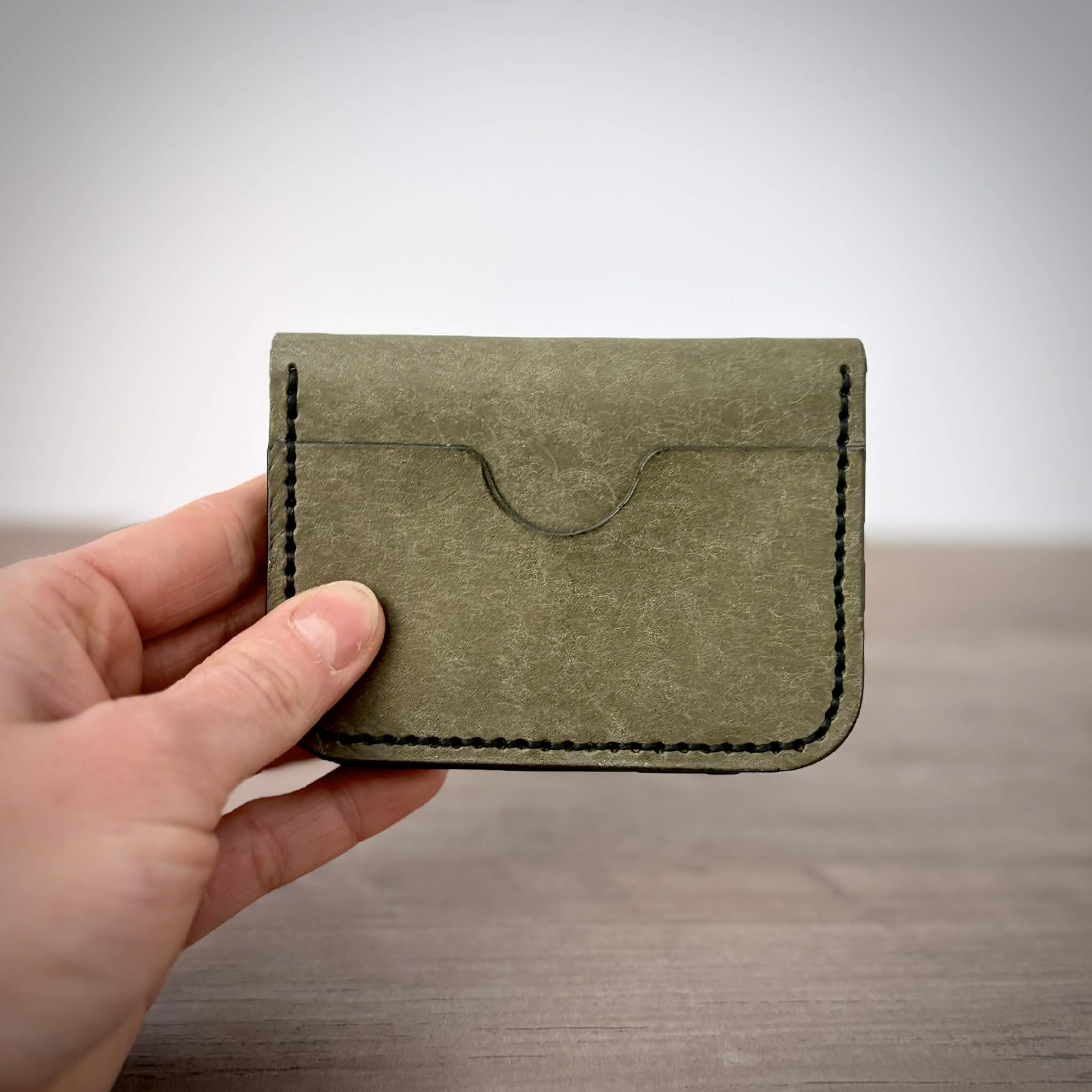 Portefeuille en cuir à deux volets – Design minimaliste | Sauge