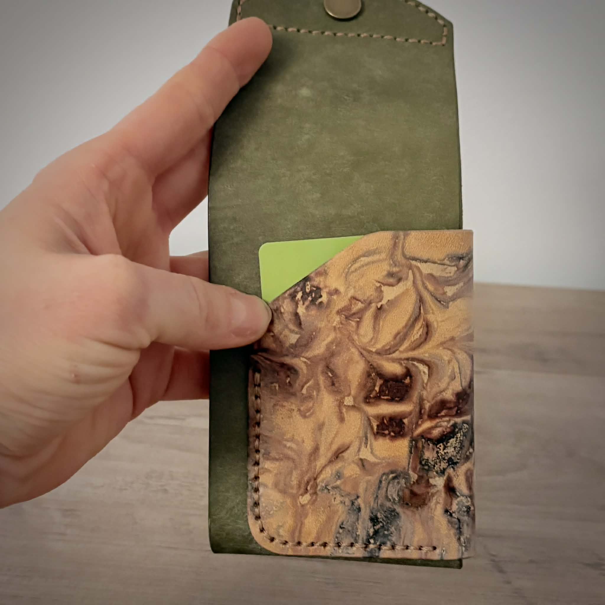 Le portefeuille en cuir Baie James – Design marbré personnalisé | Sauge